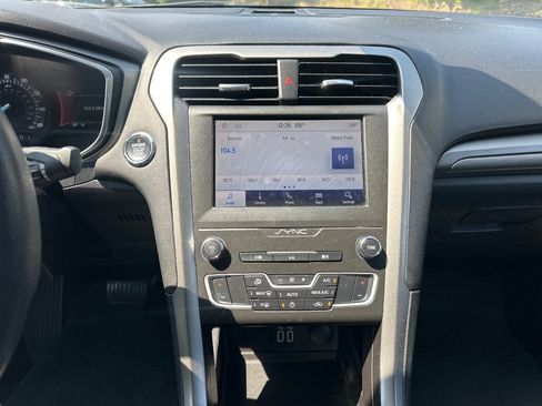 Used 2020 Ford Fusion SE FWD image 28