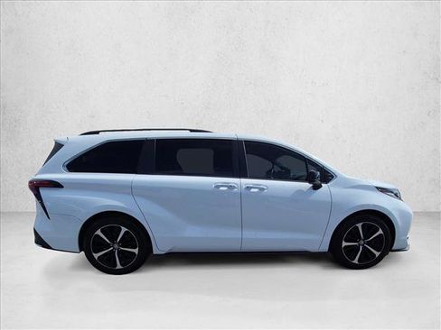 Used 2022 Toyota Sienna XSE FWD image 4