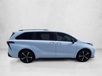 Used 2022 Toyota Sienna XSE FWD video 4