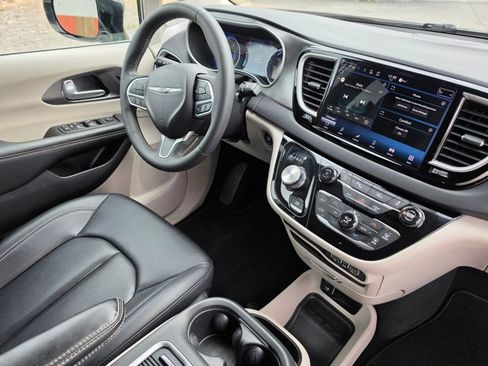 Used 2024 Chrysler Pacifica Touring-L FWD image 10