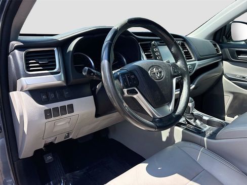 Used 2017 Toyota Highlander XLE FWD image 9