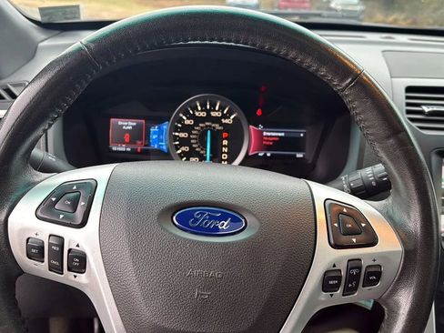 Used 2015 Ford Explorer XLT w/ Equipment Group 202A image 32