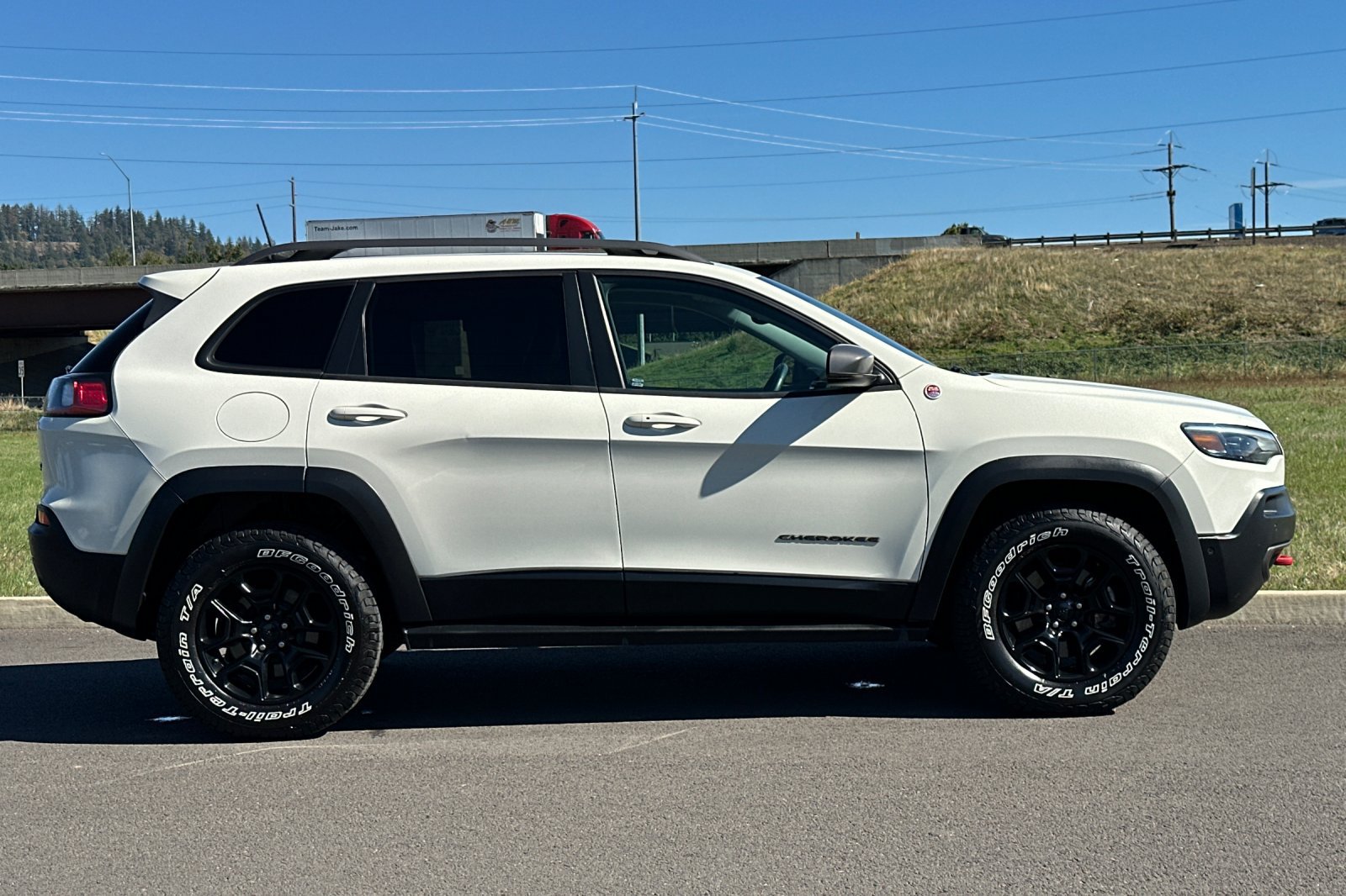 Used 2019 Jeep Cherokee Trailhawk AWD/4WD image 2