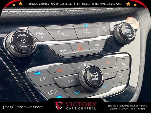 Used 2023 Chrysler Pacifica Touring-L image 21