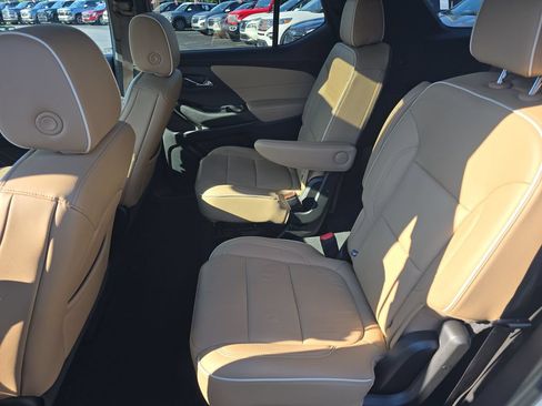 Used 2023 Chevrolet Traverse Premier FWD image 16