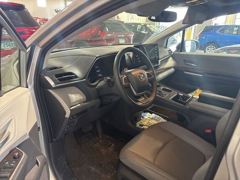 Used 2022 Toyota Sienna XLE image 10