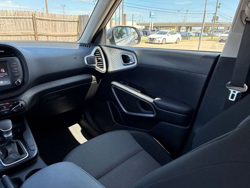 Used 2025 Kia Soul LX w/ LX Technology Package FWD image 28