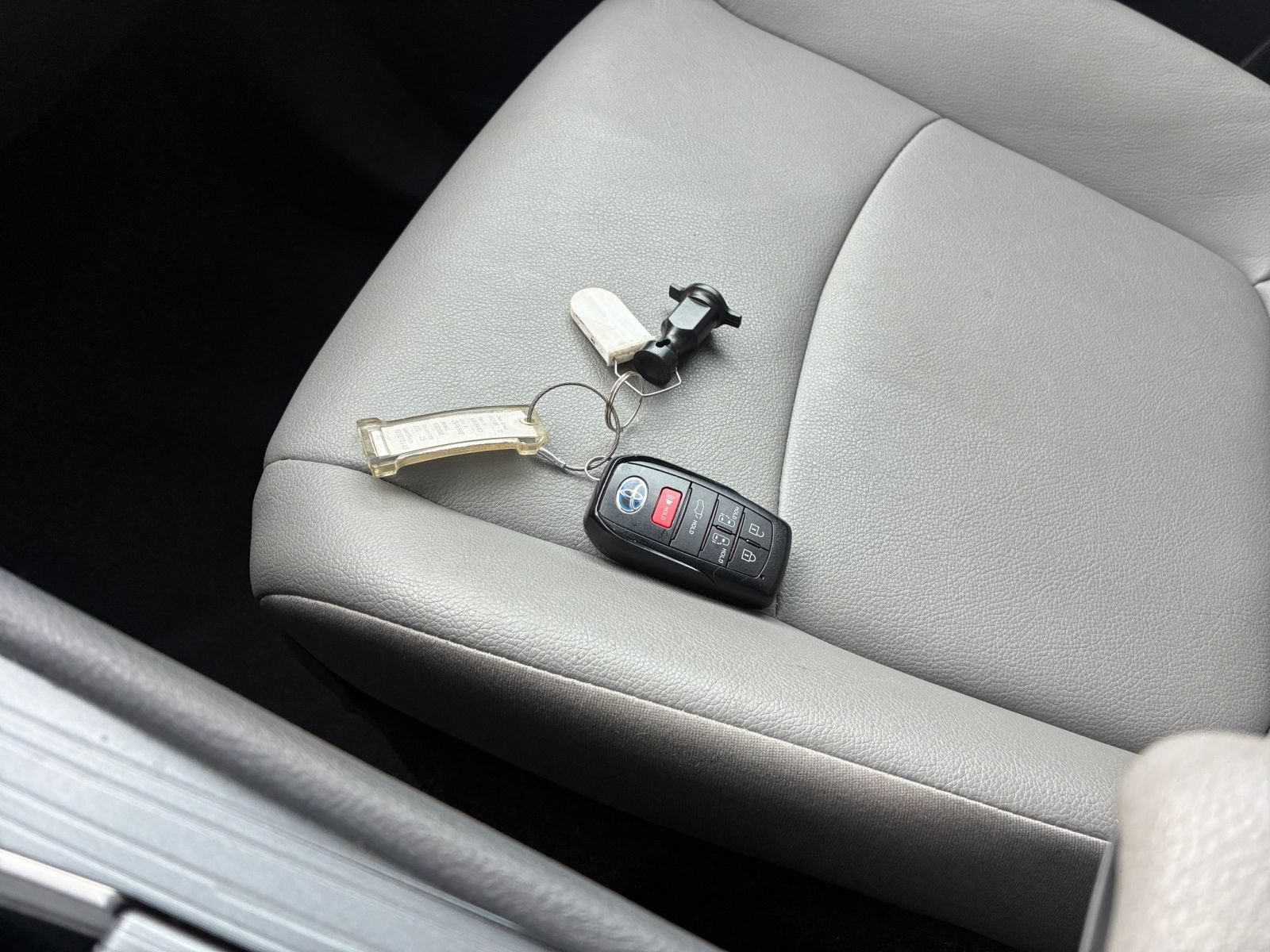 Used 2025 Toyota Sienna XLE FWD image 18