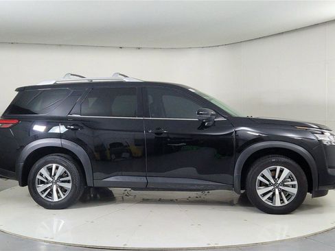 Certified 2024 Nissan Pathfinder SL image 8