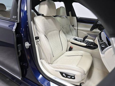 Used 2022 BMW ALPINA B7 xDrive AWD/4WD image 39