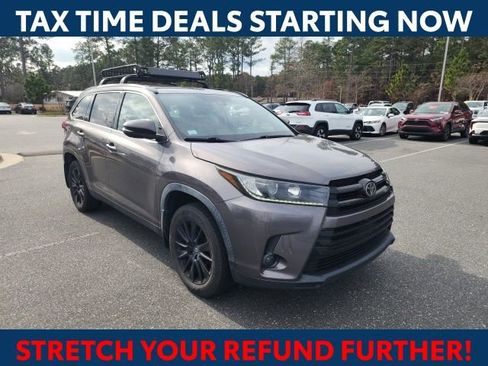 Used 2019 Toyota Highlander SE image 1