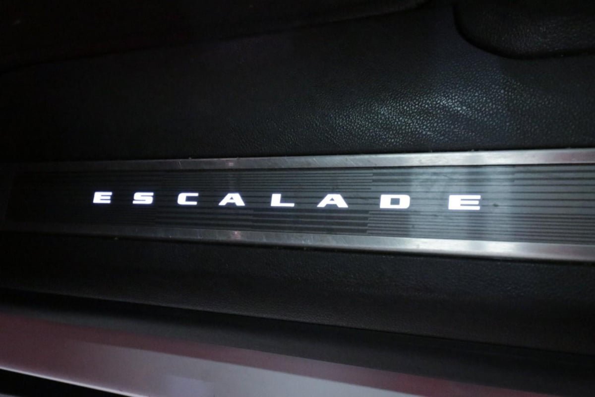 Used 2023 Cadillac Escalade Premium Luxury w/ Performance Package RWD image 18