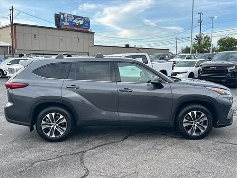 Used 2020 Toyota Highlander XLE AWD/4WD image 12