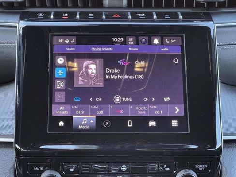 Used 2025 Jeep Grand Cherokee Altitude AWD/4WD image 3