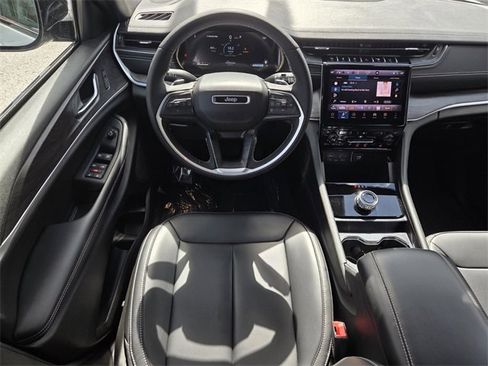 Certified 2025 Jeep Grand Cherokee Limited w/ Black Appearance Package image 8