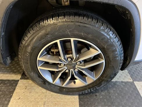 Used 2019 Jeep Grand Cherokee Limited image 10