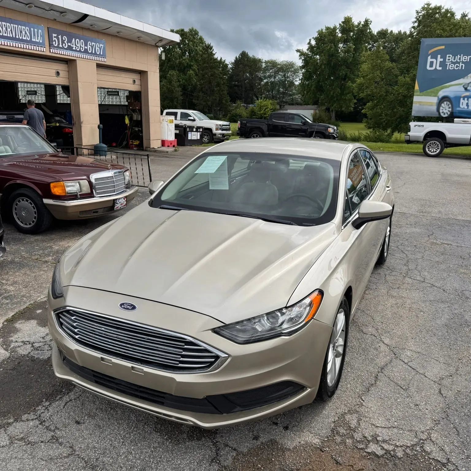 Used 2018 Ford Fusion SE w/ Fusion SE Technology Package FWD image 2