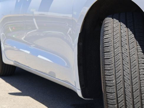 Used 2023 Chrysler Pacifica Touring-L image 11