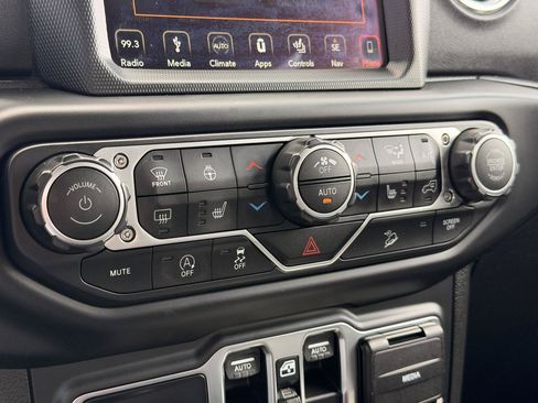 Used 2019 Jeep Wrangler Unlimited Sahara w/ Uconnect 4C Nav & Sound Group AWD/4WD image 30