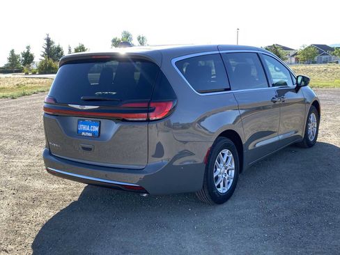 New 2025 Chrysler Pacifica Select image 12
