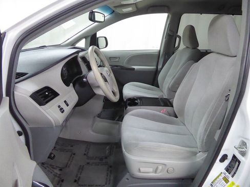 Used 2014 Toyota Sienna LE image 19