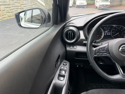 Used 2019 Nissan Kicks S FWD image 17