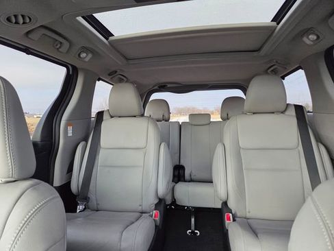 Used 2019 Toyota Sienna Limited Premium image 31