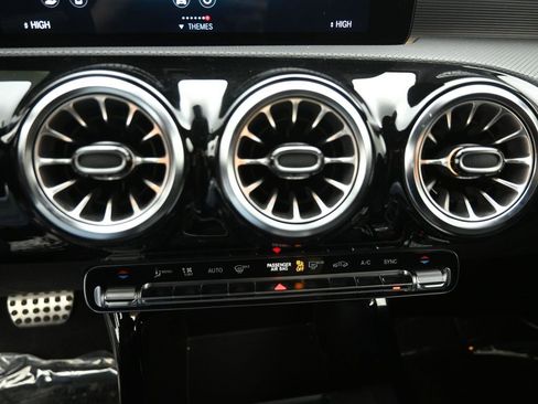 Used 2022 Mercedes-Benz CLA 250 4MATIC image 17