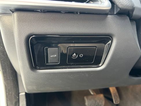 Used 2018 Jaguar XE RWD image 19