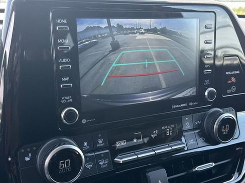 Used 2022 Toyota Highlander XLE AWD/4WD image 16