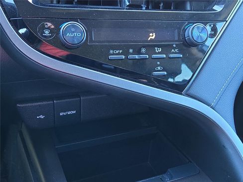 Used 2022 Toyota Camry SE image 25