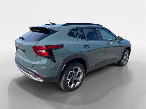 New 2026 Chevrolet Trax LT w/ LT Convenience Package FWD image 5