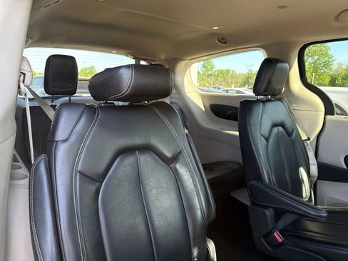 Used 2023 Chrysler Pacifica Touring-L FWD image 20