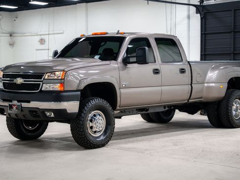 Used 2006 Chevrolet Silverado 3500 LT w/ Heavy-Duty Power Package AWD/4WD image 6