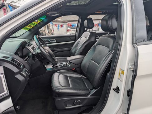 Used 2017 Ford Explorer XLT w/ Equipment Group 202A AWD/4WD image 9