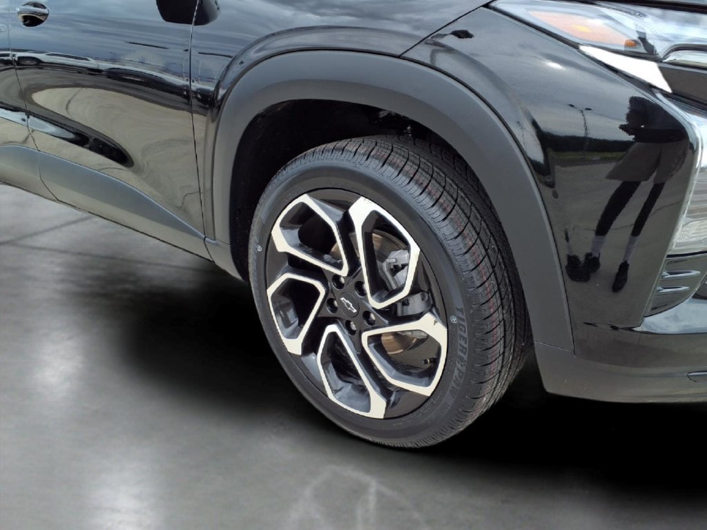 Used 2025 Chevrolet Trax RS FWD image 24