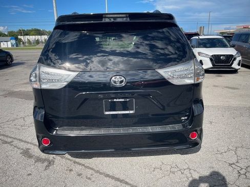 Used 2017 Toyota Sienna SE image 6
