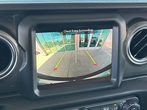 Used 2022 Jeep Wrangler Unlimited Sahara AWD/4WD image 19