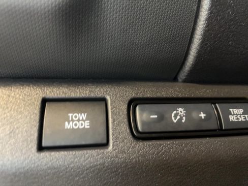 Used 2024 Nissan Frontier SV w/ Technology Package image 13