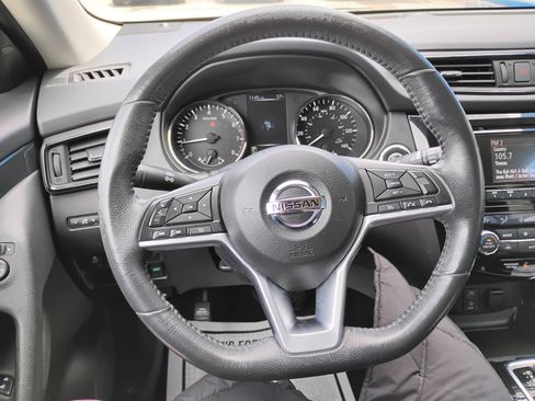 Used 2017 Nissan Rogue SV w/ Midnight Edition Package image 9