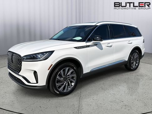 Used 2026 Lincoln Aviator AWD image 2