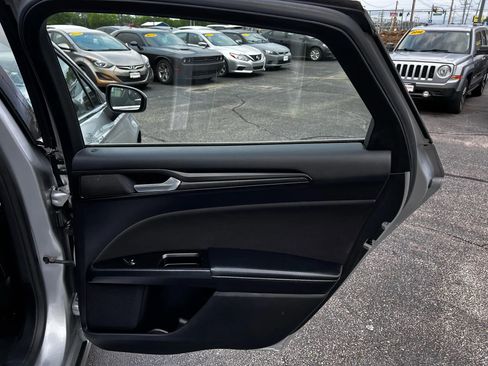 Used 2018 Ford Fusion SE w/ Equipment Group 201A image 27