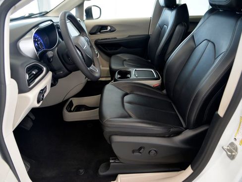 Used 2023 Chrysler Pacifica Touring-L FWD image 15