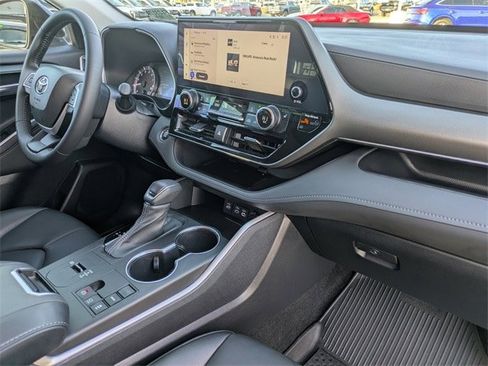 Used 2023 Toyota Highlander L image 13
