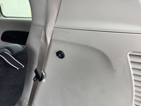 Used 2024 Chrysler Pacifica Touring-L FWD image 32