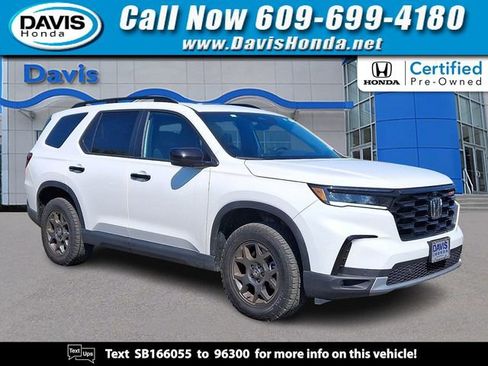 Used 2025 Honda Pilot TrailSport image 1