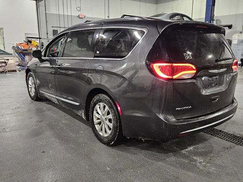 Used 2018 Chrysler Pacifica Touring-L image 6