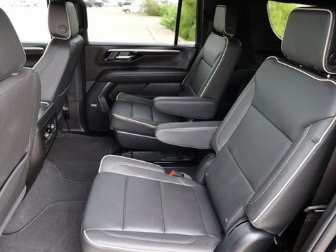 Certified 2025 Chevrolet Suburban Premier image 12