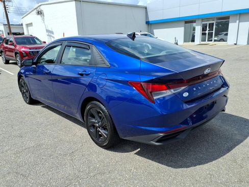 Used 2023 Hyundai Elantra SEL w/ Preferred Accessory Package FWD image 3