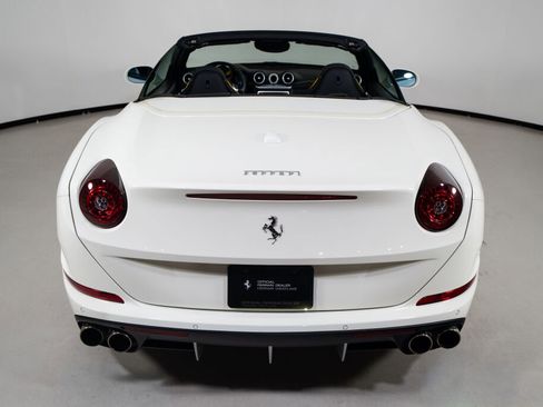Used 2017 Ferrari California T RWD image 11